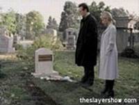 giles et buffy sur la tombe de Jenny