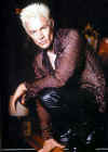 jm_wierdshirt4.jpg (74373 byte)